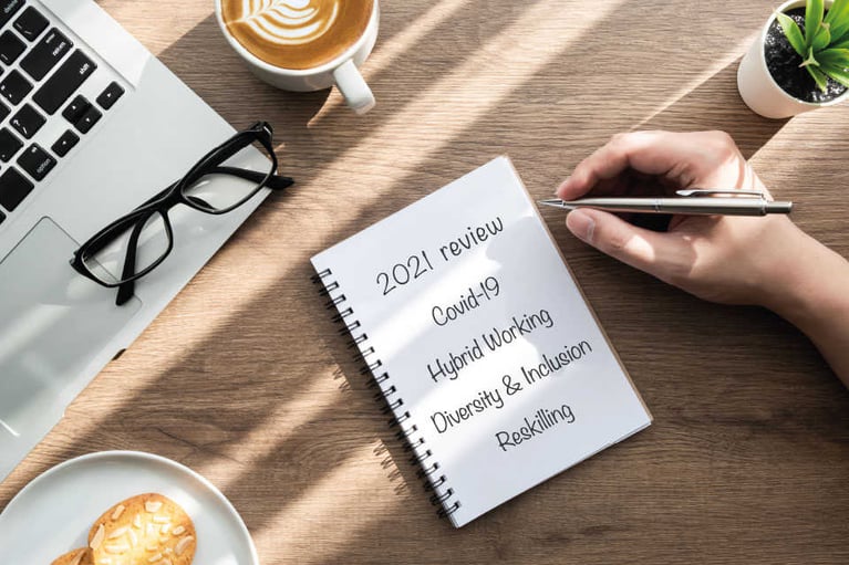 2021 5App review - notepad showing the top issue this year: Covid 19, hybrid working, D&I and reskilling